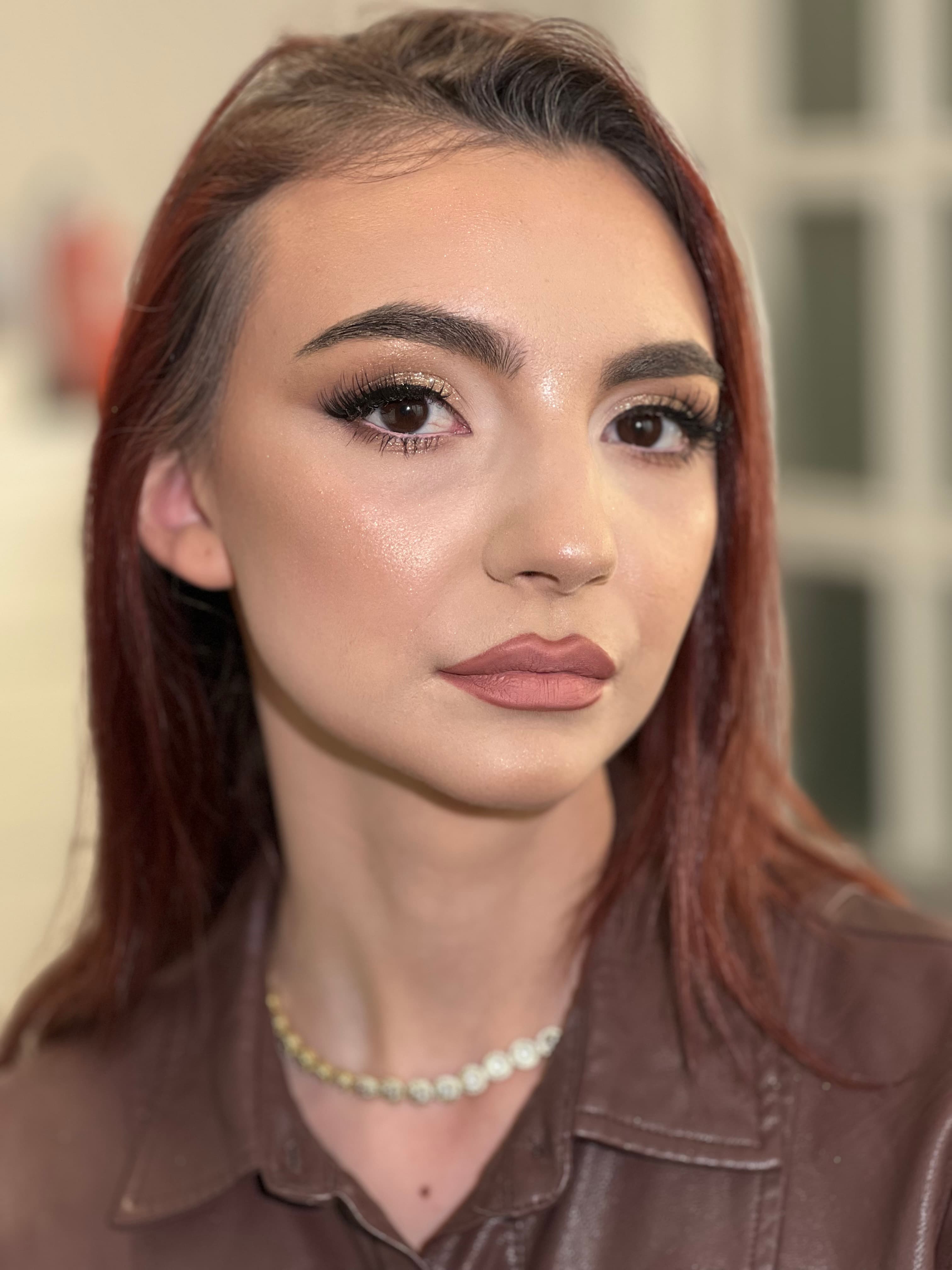Pleoape cu reflexe aurii, gene definite și buze nude-roz. Un glam discret, cu tenul fresh.