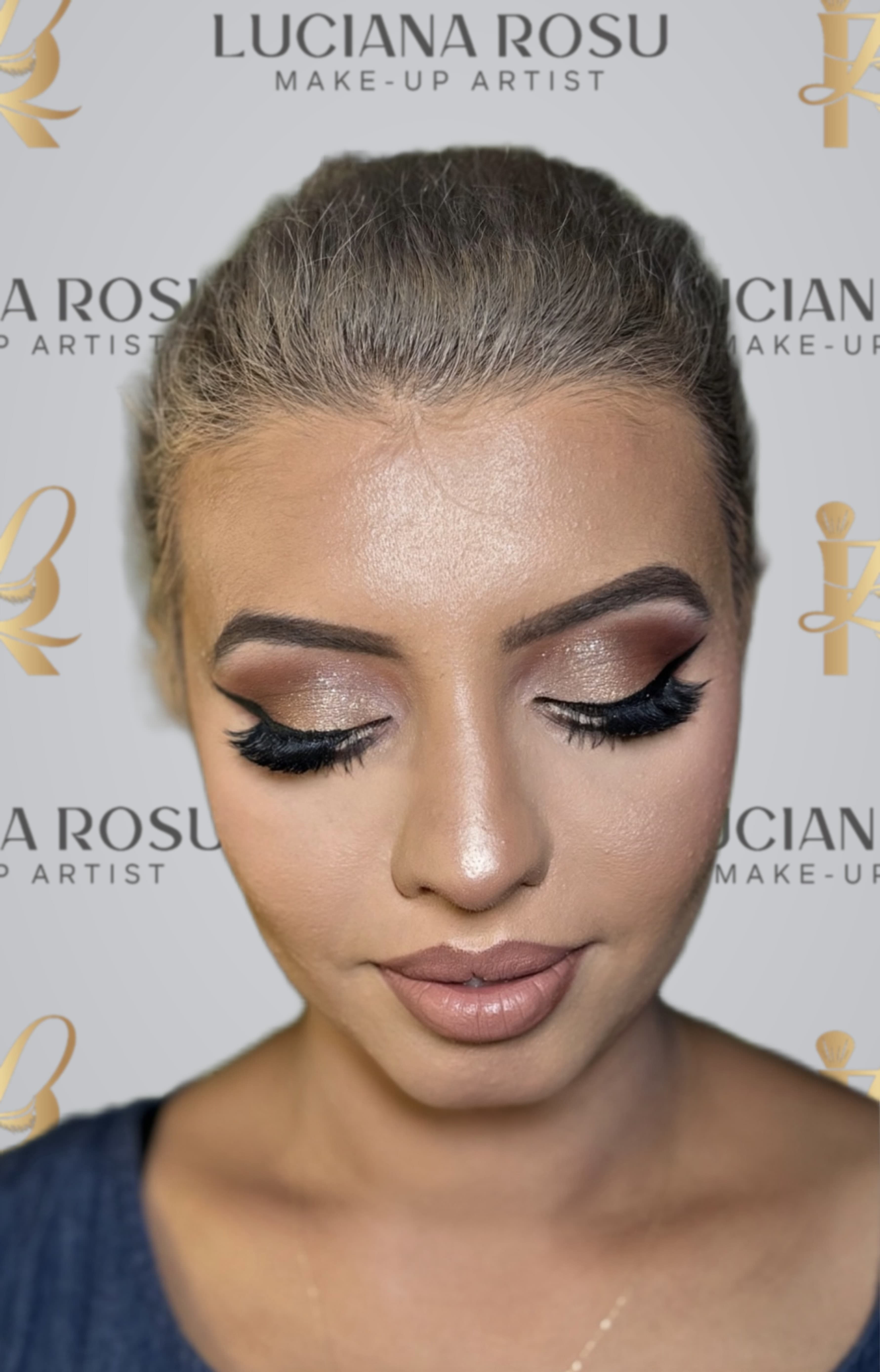 Cută bine definită, pleoapă luminoasă și tuș alungit, cu buze nude pline. Un machiaj clasic de seară, cu ochii în prim-plan.